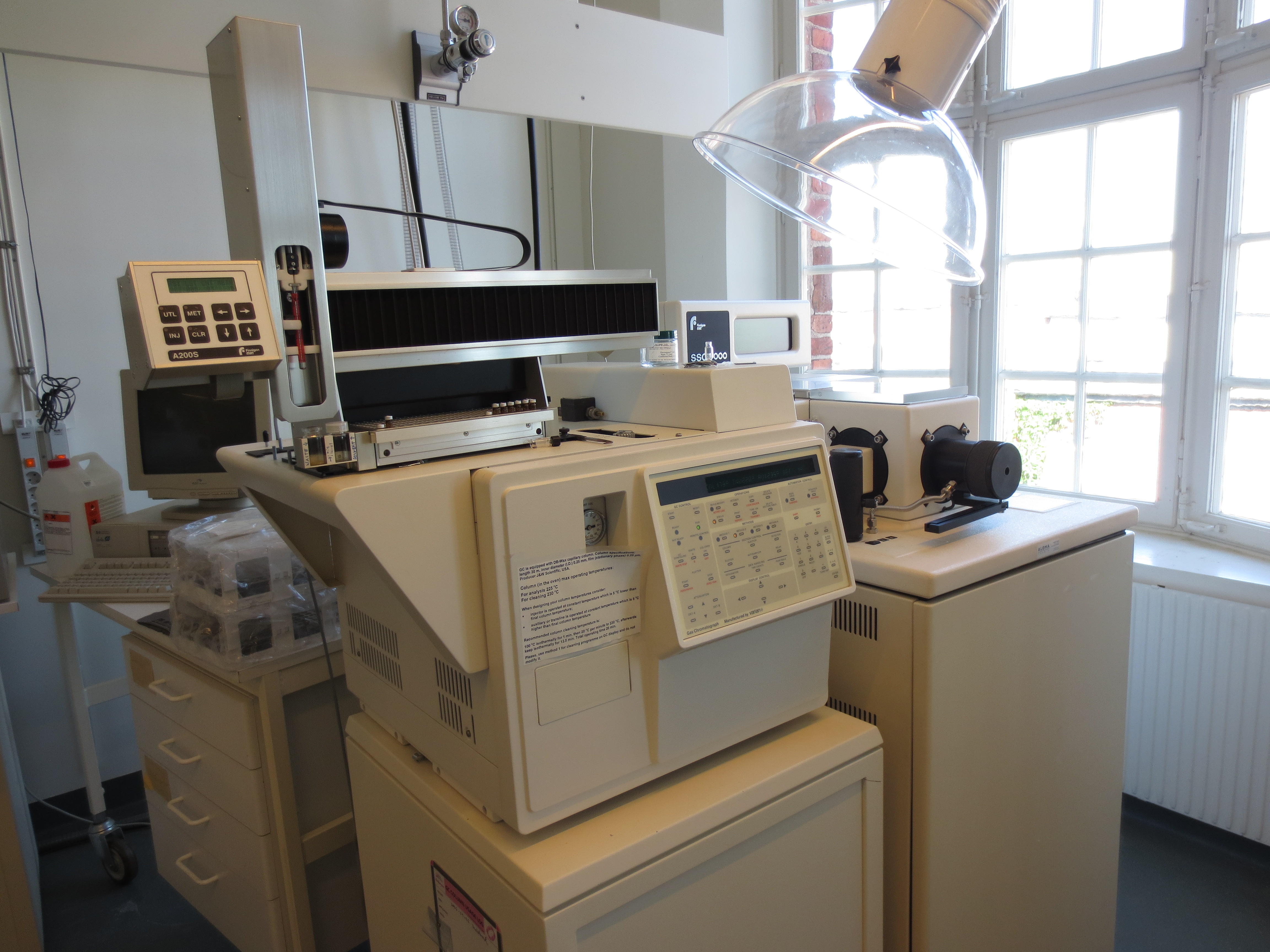 Picture of GC-MS with autosampler