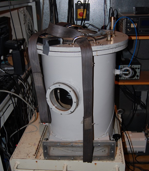 Picture of Vacuum chamber with electrodynamic shaker 