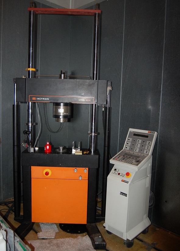 Picture of  Instron servo-hydraulic test rig